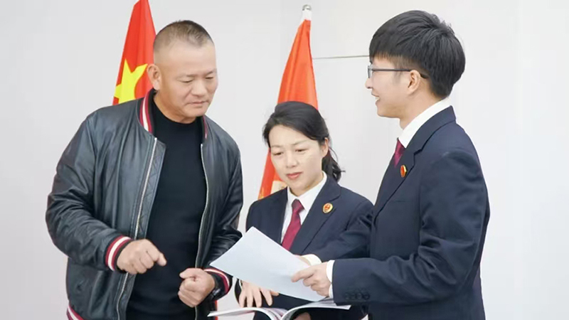 頭題主稿配圖，檢察官向企業(yè)經(jīng)營者進(jìn)行法律宣講