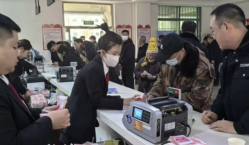 為某益集團(tuán)200余名工人集中發(fā)放拖欠工資及社保費(fèi)共計460余萬元