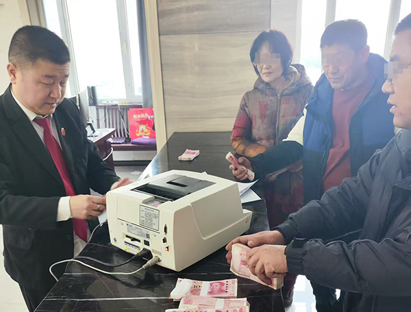 當(dāng)事人打碼 春節(jié)剛過，鳳城市法院執(zhí)結(jié)了一件多年積案，向當(dāng)事人發(fā)放了案款。