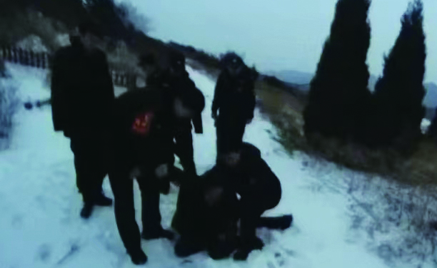 民輔警冬夜雪地急行，趕到墓地救下輕生女子。