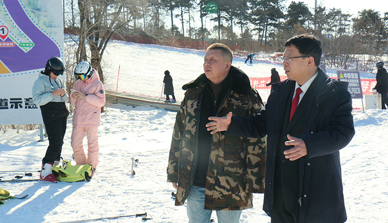 渾南區(qū)法院桃仙法庭庭長(zhǎng)馬俊光(右)實(shí)地走訪滑雪場(chǎng)