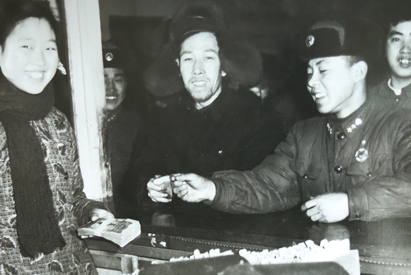 1950年，在梁金英（左一）的見證下，雷鋒（右二）向和平公社捐款100元現(xiàn)金