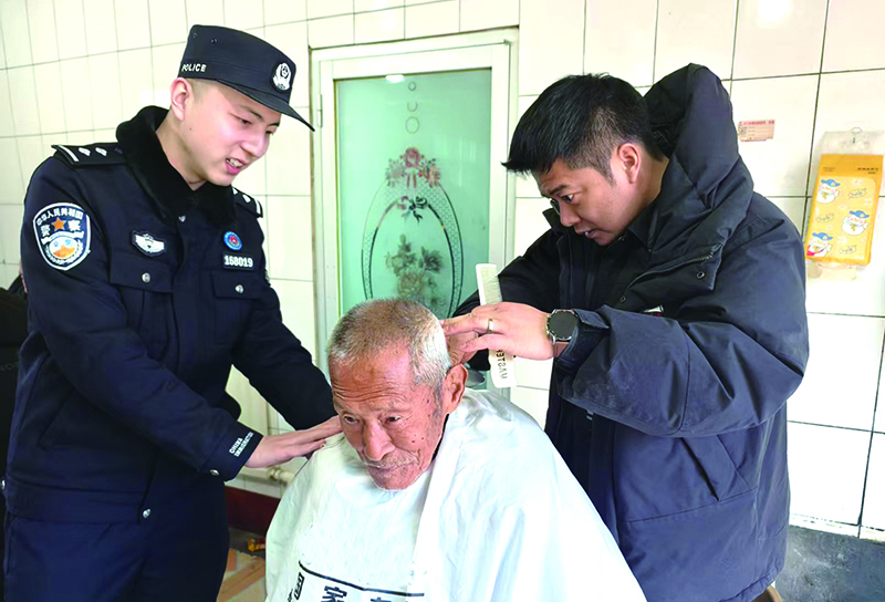 邊條圖，為老人義務(wù)理發(fā)