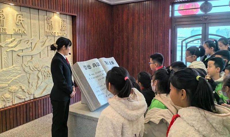 同學(xué)們一路跟隨講解員腳步走進訴訟服務(wù)中心參觀學(xué)習(xí)