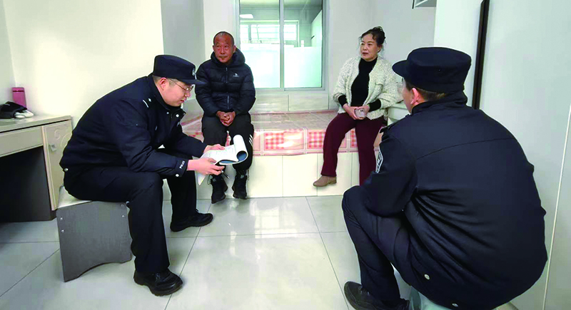 3月11日， 鐵嶺市公安局鐵西分局民警在村民評理點調(diào)解村民糾紛。