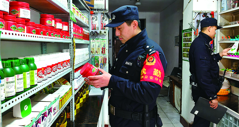 鐵嶺市公安局銅鐘分局治安民警在農(nóng)資商店檢查核對農(nóng)藥經(jīng)營資質(zhì)、質(zhì)量、儲存、有效期等情況。