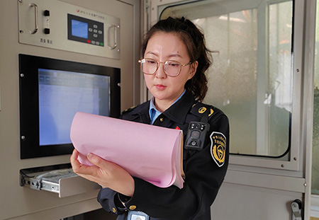 宋晗冰在企業(yè)站房對(duì)照監(jiān)控設(shè)備運(yùn)維臺(tái)賬