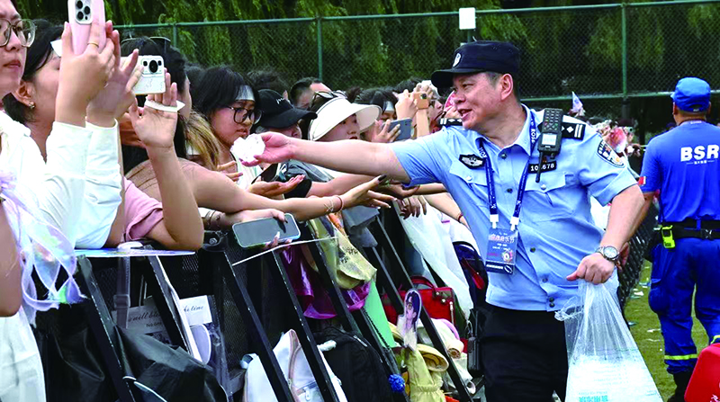 玫瑰音樂節(jié)上民警發(fā)冰塊。郝洪偉 攝