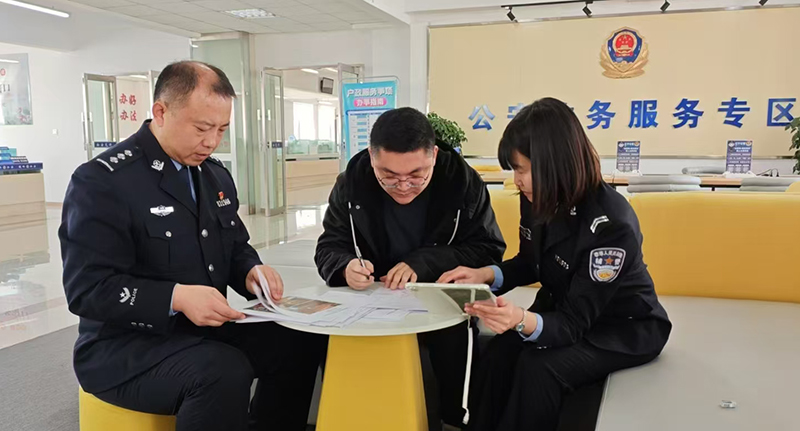 頭題圖：民警程培龍（ 左）、輔警陳佳麗 （右）正在為群眾辦理業(yè)務