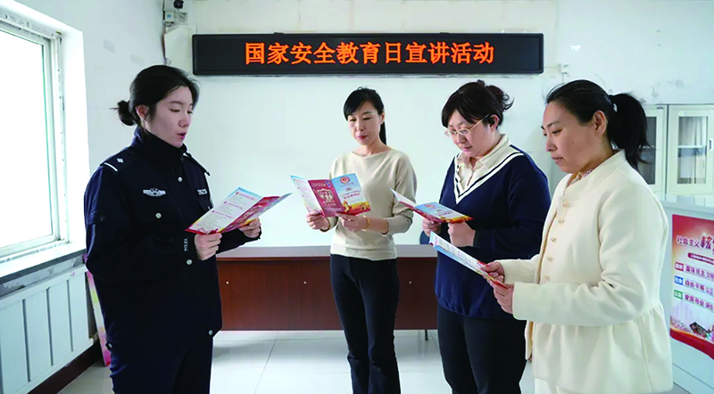 撫順第二監(jiān)獄組織民警走進(jìn)社區(qū)開(kāi)展宣講活動(dòng)。