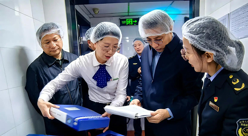 執(zhí)法人員檢查進貨臺賬