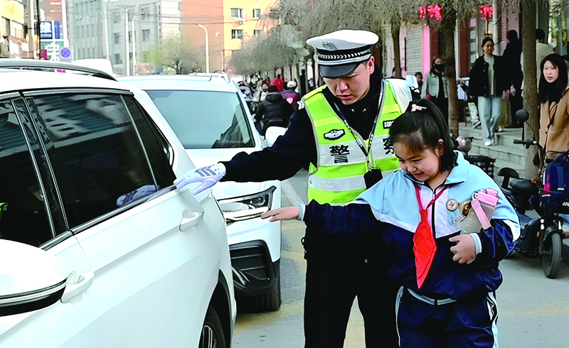 開原市公安局交警輔警李奧在實驗小學(xué)護學(xué)崗執(zhí)勤