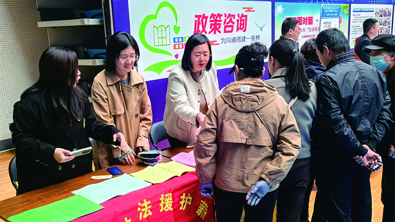 法律援助工作人員在春招會現(xiàn)場服務