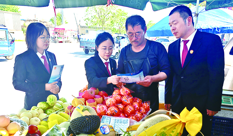 法官向水果攤主普法