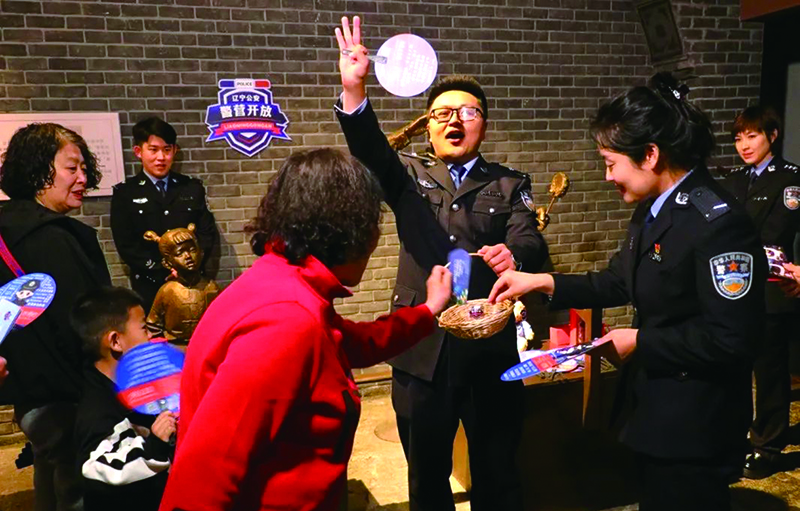頭題圖，在“反詐知識一籮筐”環(huán)節(jié)，反詐民警手提柳條土籃發(fā)起反詐問答挑戰(zhàn)。