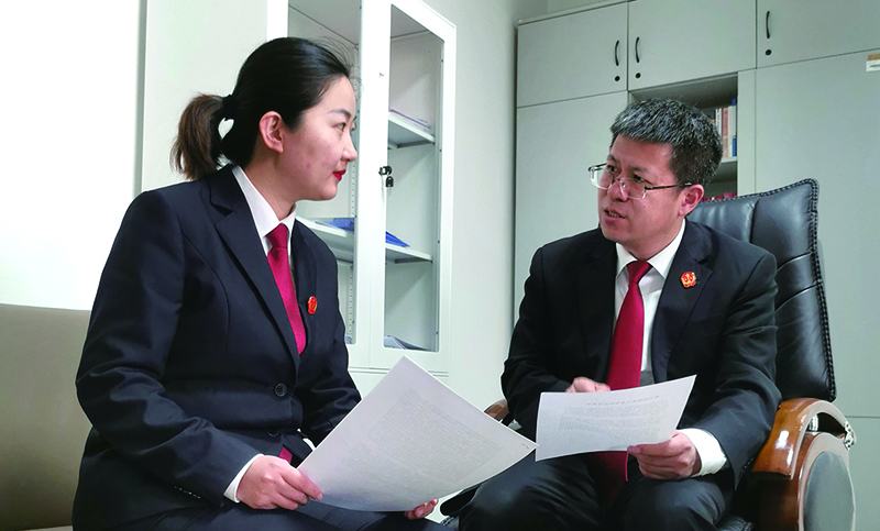 省法院民事審判第三庭庭長董凱(右)就結(jié)項論文內(nèi)容對楊蒙進行指導(dǎo)