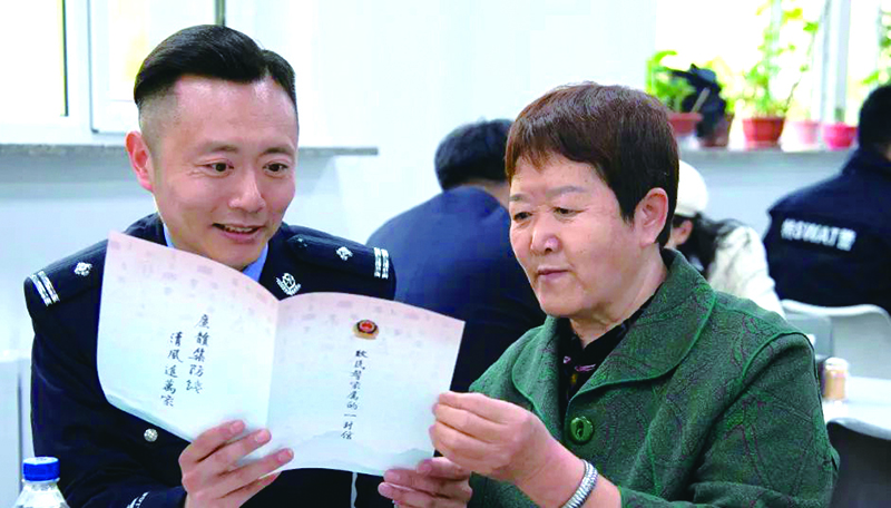 二題圖，監(jiān)獄向民警和家屬發(fā)放了《致民警家屬的一封信》