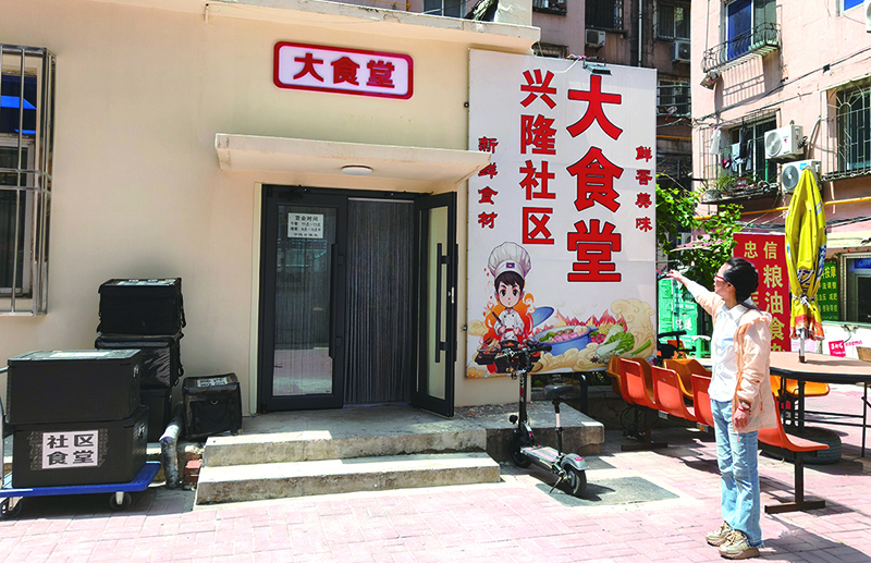 楊軼達(dá)給記者講創(chuàng)建大食堂的故事。