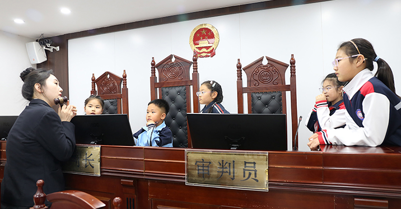 遼河人民法院開展法院開放日活動(dòng)，圖為干警講解法槌的含義  攝影：王睿瑩