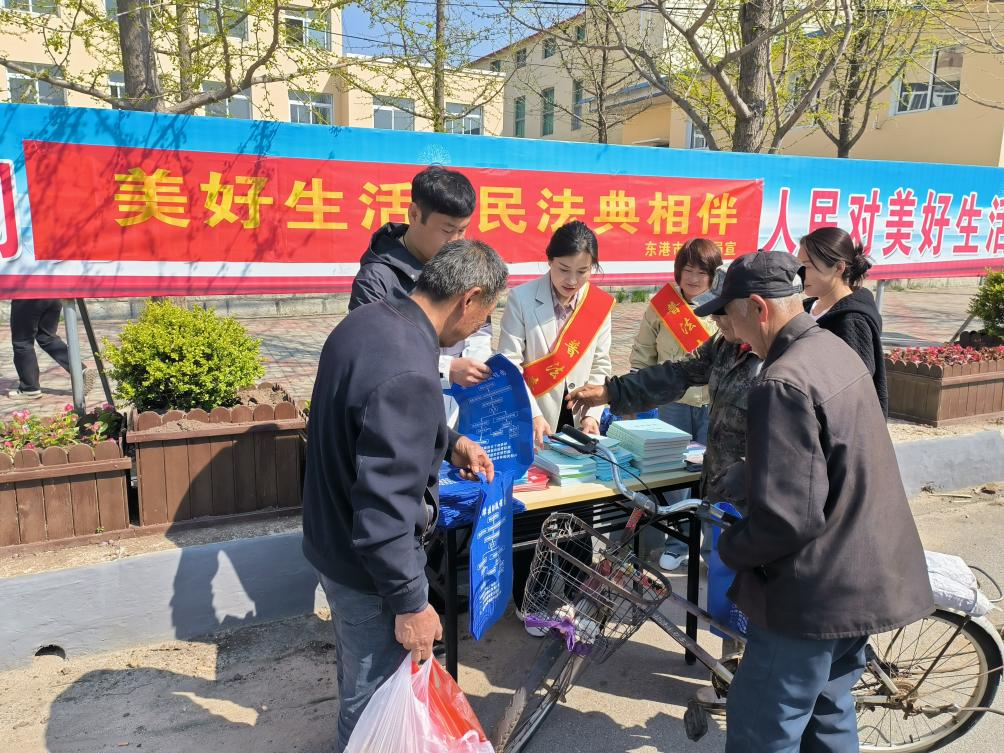 二題圖，普法現(xiàn)場