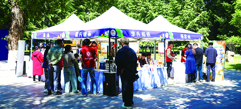 在沈陽市法治公益游園會(huì)現(xiàn)場，市民積極參與活動(dòng)