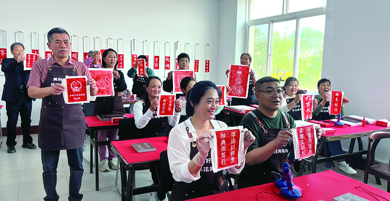 盤錦市雙臺(tái)子區(qū)雙盛街道常家村村民將民法典知識用非遺金石傳拓結(jié)合