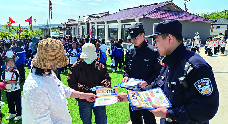 二題圖，民警在校園普法