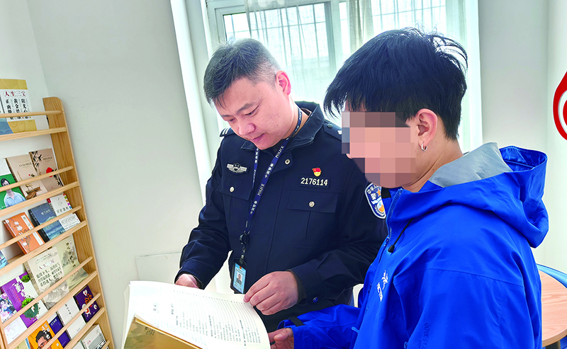 通過圖書賞析的形式對自愿戒毒人員開展文化教育，增強戒治信心。（當面人打碼）