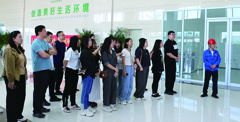 葫蘆島市生態(tài)環(huán)境局組織葫蘆島市委黨校第十八期非黨中青班的學(xué)員，走進(jìn)環(huán)保有限公司，近距離了解企業(yè)環(huán)保工作運(yùn)行機(jī)制。