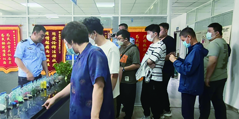 互動體驗(yàn)區(qū)的仿真毒品吸引了群眾駐足