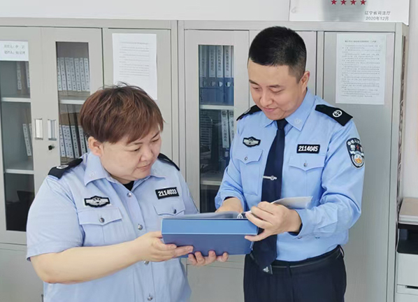 頭題圖，沈河區(qū)司法局北站司法所工作人員落實(shí)安置幫教對(duì)象一人一檔工作。本報(bào)記者孟浩 攝
