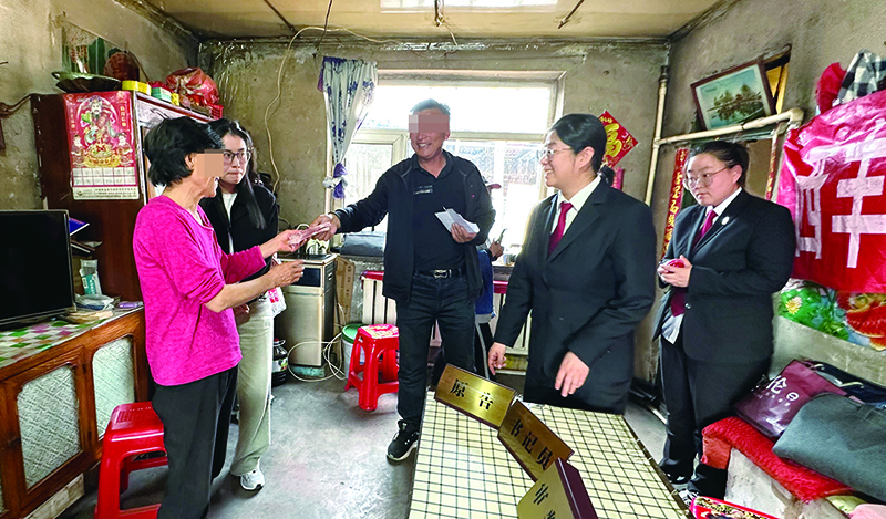 庭審后，賈某（左一）當(dāng)場(chǎng)履行賠償