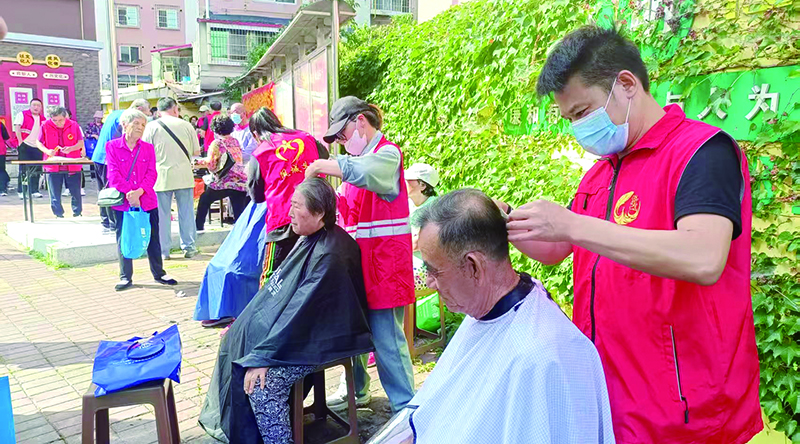 鳳城市鳳凰城街道魁星社區(qū)“紅色”志愿服務(wù)隊開展志愿服務(wù)1