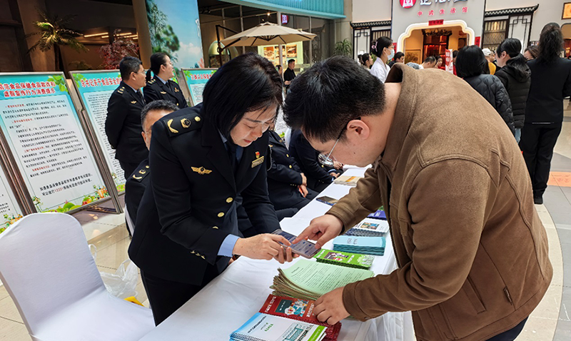 現(xiàn)場活動中邀請百姓參與“你點我檢”
