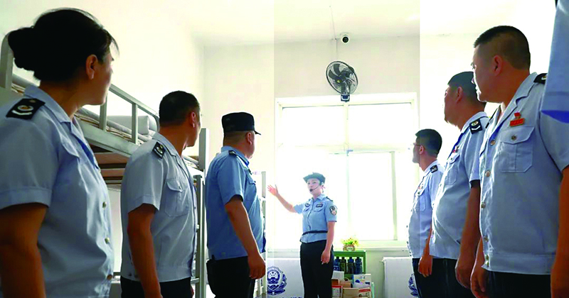 二題圖，稅務(wù)干部實(shí)地參觀罪犯監(jiān)舍。