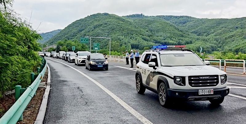 150余臺被困車輛排成長龍，跟著閃爍的警燈回家1