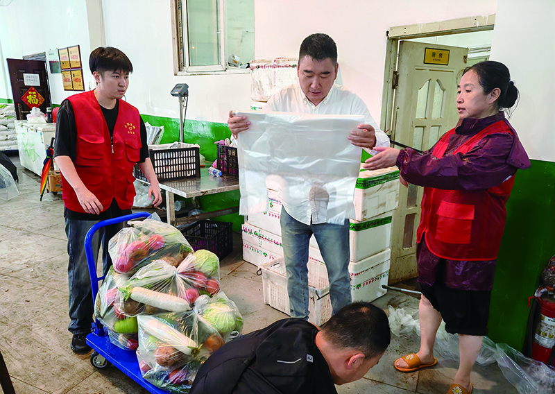 進(jìn)入汛期，為了解決部分困難家庭雨期買菜難題，社區(qū)聯(lián)系黨建共建單位，為居民準(zhǔn)備了蔬菜包。