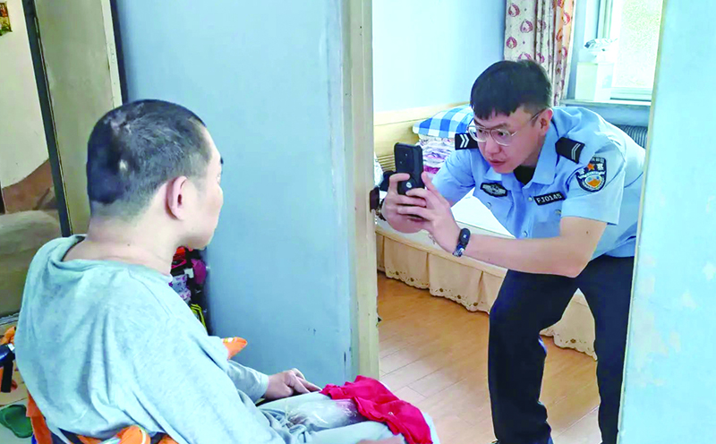 民警為居民拍照