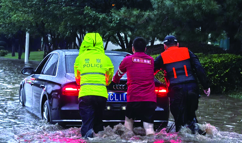 民警同救援人員一同幫車主推車