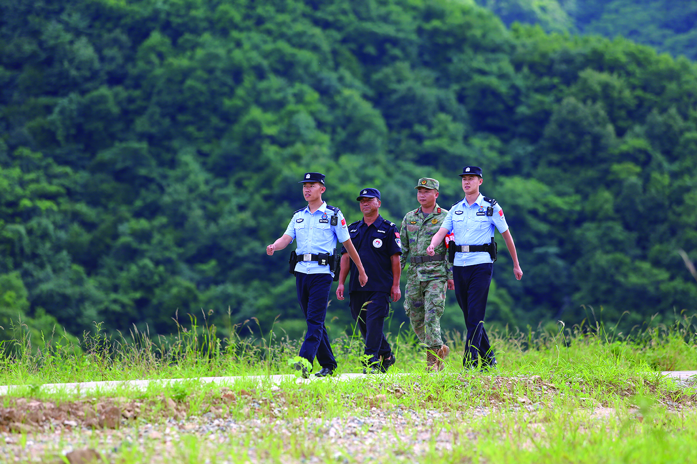 頭題圖，村舍分散在山溝江畔，派出所的民警、護(hù)邊員每天都要穿行山野江河，走訪巡邏村屯漁家農(nóng)戶，幫農(nóng)活，保治安。