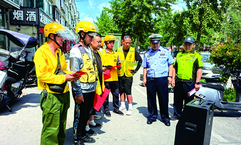 交警通過播放典型事故案例視頻，展示交通違法行為的嚴重危害。