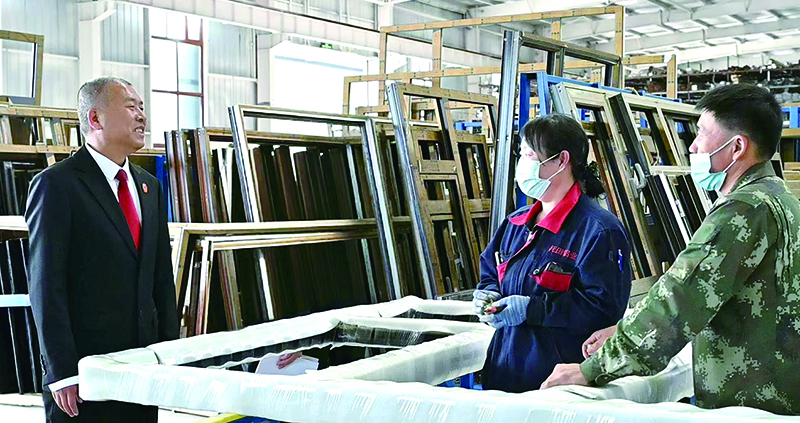 頭題圖1，庭長張振東走進(jìn)轄區(qū)企業(yè)