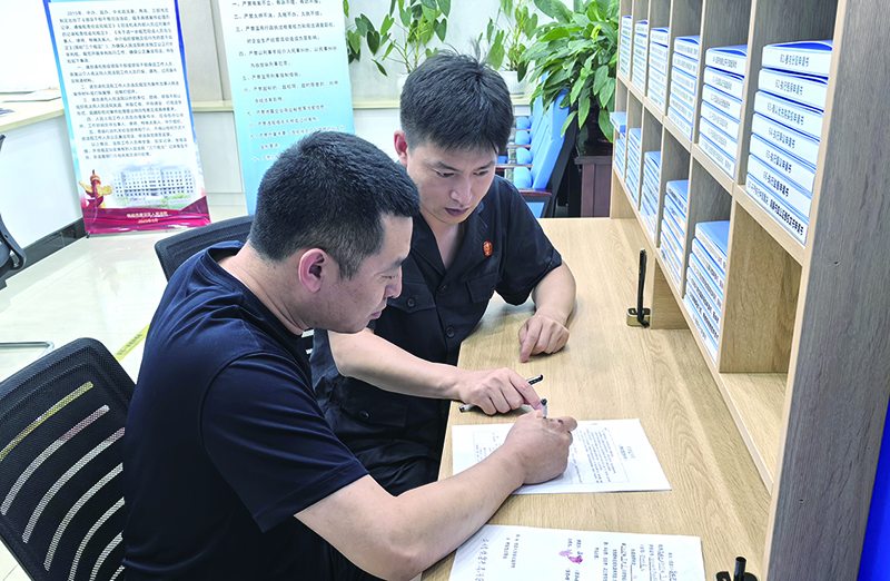 頭題圖，導(dǎo)訴員佟浩正在指導(dǎo)劉某填寫(xiě)要素式起訴狀
