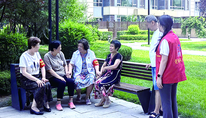 “銀齡志愿者”對空調(diào)機腳架掉落矛盾雙方進行調(diào)解