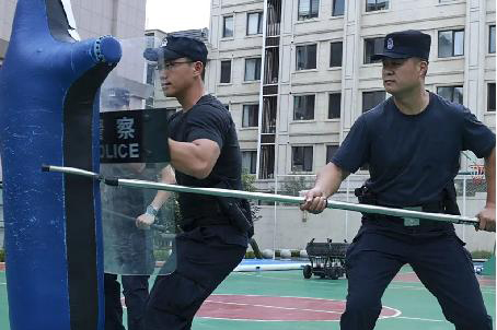 二題圖，民警進(jìn)行實(shí)操類課程訓(xùn)練。劉子銘 攝
