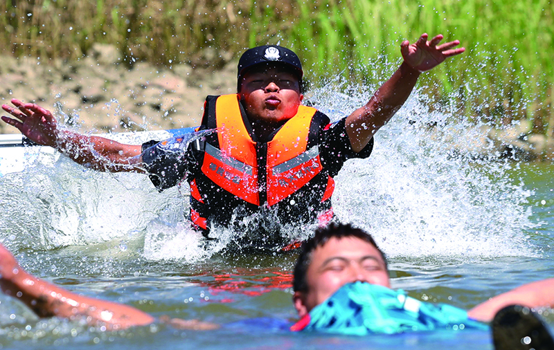 壓題放大（民警在水中模擬營(yíng)救溺水者