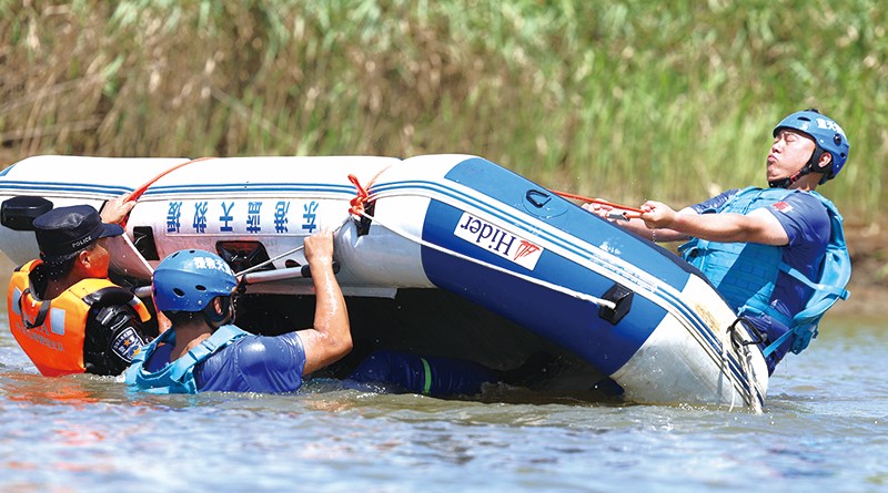 民警在模擬翻船救援。111