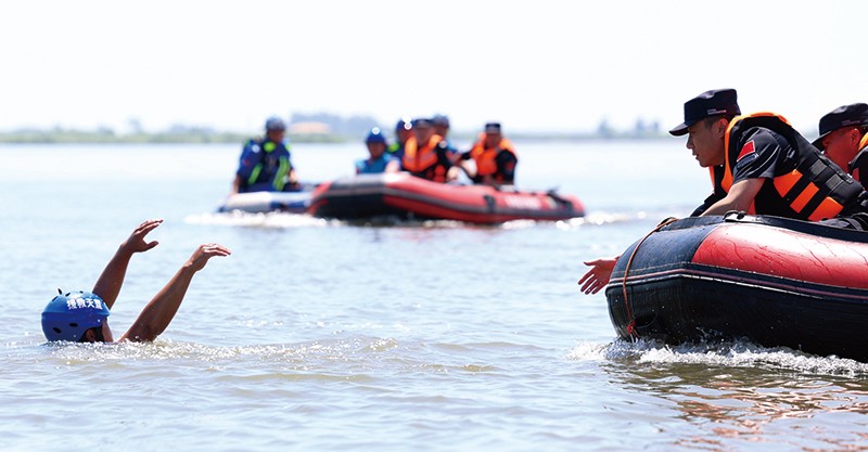 民警在江中營(yíng)救演練。111