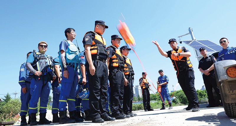 民警在學(xué)習(xí)拋投救生繩。111