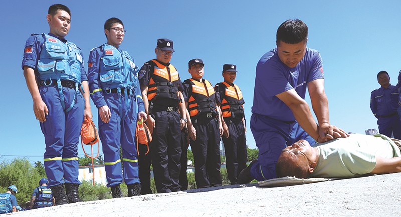 民警在學(xué)習(xí)心肺復(fù)蘇。111